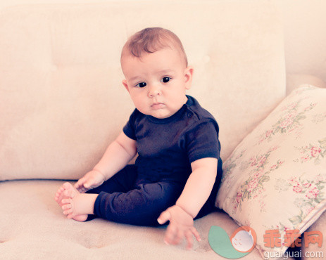 人,婴儿服装,沙发,室内,白人_144823991_Portrait of baby boy_创意图片_Getty Images China