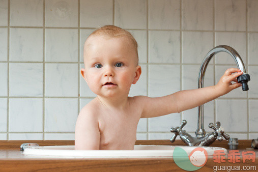厨房,人,浴盆,水龙头,12到17个月_142476730_Little boy bathing in kitchen sink_创意图片_Getty Images China