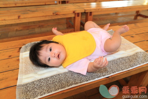 人,休闲装,室内,躺,床单_155120218_Baby girl_创意图片_Getty Images China