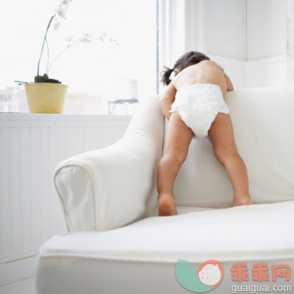 人,图像,家具,住宅内部,沙发_78772467_Toddler Peeking Over Sofa_创意图片_Getty Images China