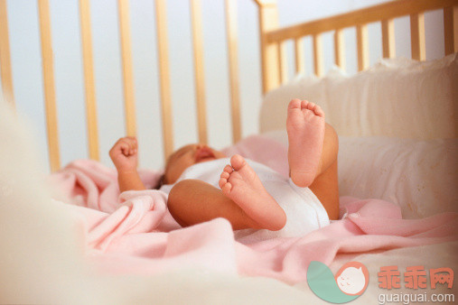 人,衣服,家具,婴儿服装,外衣_79999198_Baby Lying in Crib_创意图片_Getty Images China