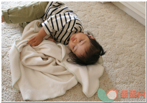 人,休闲装,12到17个月,四分之三身长,室内_136393655_baby  with blanket_创意图片_Getty Images China