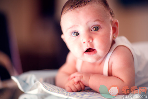 人,婴儿服装,室内,淡褐色眼睛,棕色头发_158980720_baby girl staring amazed_创意图片_Getty Images China