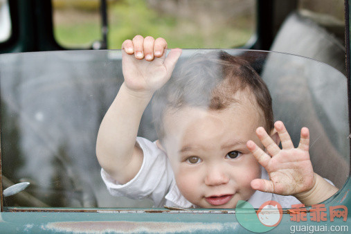 人,12到17个月,室内,棕色头发,白人_160356015_Boy in window_创意图片_Getty Images China
