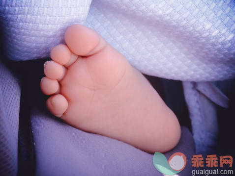 人,室内,腰部以下,足,赤脚_154144869_Newborn baby foot_创意图片_Getty Images China