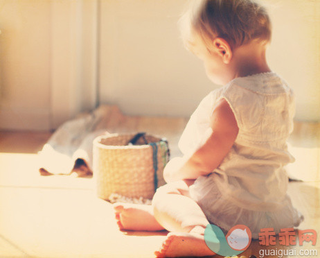 人,婴儿服装,室内,篮子,金色头发_141105147_Baby girl playing_创意图片_Getty Images China