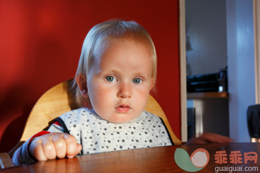 人,椅子,桌子,室内,认真的_135261966_Baby boy waiting for his dinner at dining table_创意图片_Getty Images China