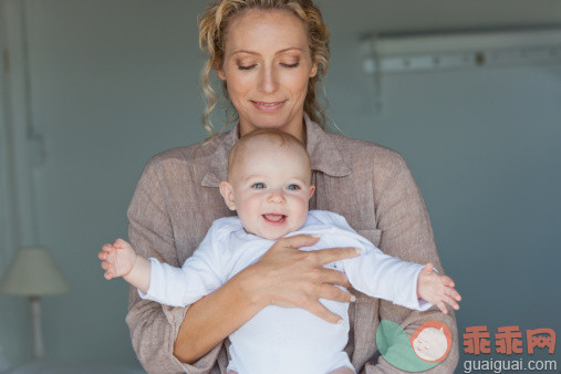 人,生活方式,自然,户外,30岁到34岁_482913011_Woman holding baby  _创意图片_Getty Images China