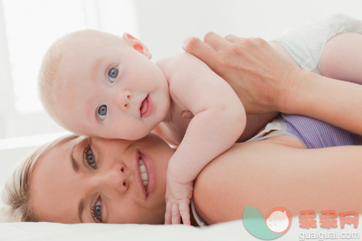 人,床,尿布,生活方式,四分之三身长_148198462_Mother hugging baby on bed_创意图片_Getty Images China