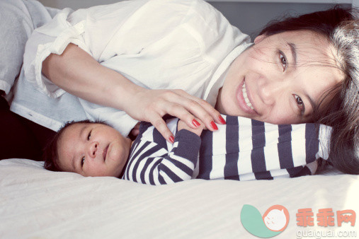 人,休闲装,婴儿服装,床,室内_497333203_Mother with baby on bed, portrait_创意图片_Getty Images China