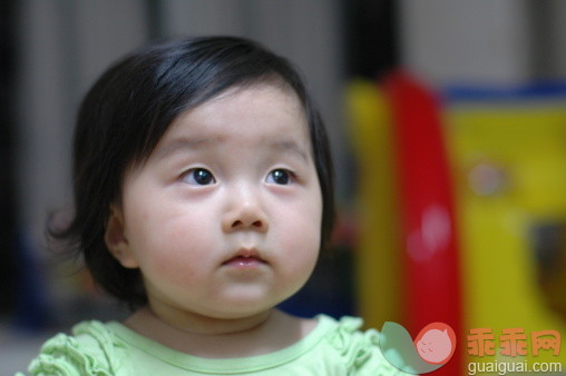 人,婴儿服装,室内,褐色眼睛,黑发_157538839_Shining brightly_创意图片_Getty Images China