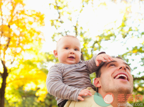 人,婴儿服装,户外,30岁到34岁,快乐_143421769_Father and baby playing outdoors_创意图片_Getty Images China