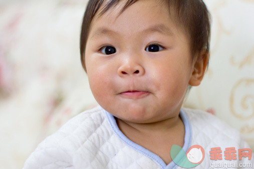 人,婴儿服装,12到17个月,室内,满意_151151272_Portrait of baby girl_创意图片_Getty Images China