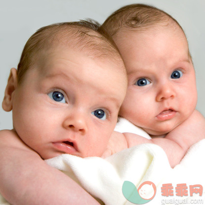 人,婴儿服装,室内,灰色眼睛,白人_142165586_Newborn baby twin portrait_创意图片_Getty Images China