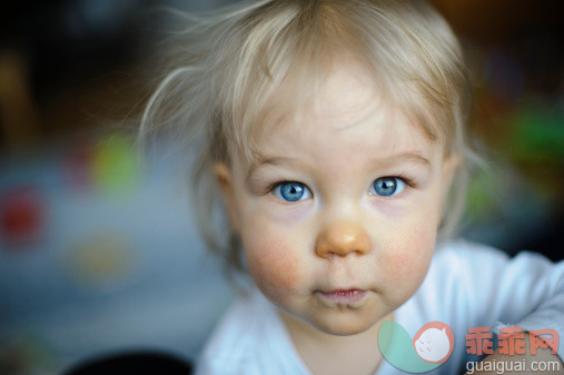 人,婴儿服装,食品,12到17个月,室内_139849135_Portrait of baby girl_创意图片_Getty Images China