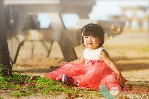 人,婴儿服装,12到17个月,户外,坐_138822476_Little girl sitting on grass_创意图片_Getty Images China