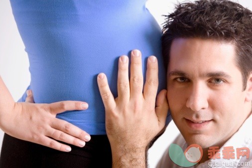 概念,主题,人生大事,构图,图像_74064308_Portrait of a mid adult man listening to a pregnant young woman's abdomen_创意图片_Getty Images China