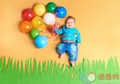 人,休闲装,气球,2到5个月,室内_159338264_A child holds balloons_创意图片_Getty Images China