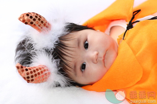 人,床,室内,古服装,黑发_155113805_Baby in  halloween costume_创意图片_Getty Images China