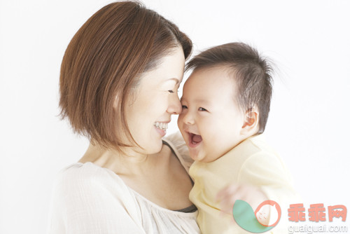 室内,白昼,摄影,35岁到39岁,生活方式_gic7233244_Mother holding baby laughing_创意图片_Getty Images China