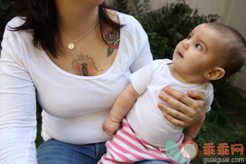 地名,人,活动,风格,衣服_122661769_Baby girl looking up her tattooed mother with a surprised or startled expression, Sonoma, California_创意图片_Getty Images China