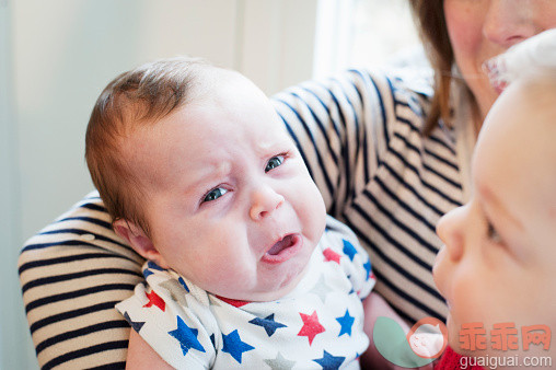 人,室内,不高兴的,发狂的,拿着_558950363_Baby girl crying_创意图片_Getty Images China