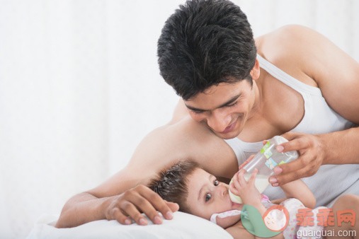 汗衫,人,饮食,休闲装,婴儿服装_140823968_Man feeding his daughter with a baby bottle_创意图片_Getty Images China