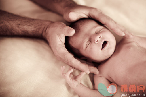 人,室内,手,白人,毯子_151262159_Holding baby_创意图片_Getty Images China