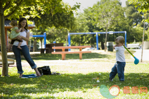 人,衣服,玩具,棕色头发,母亲_90795934_mother watching son play with toy golf club_创意图片_Getty Images China