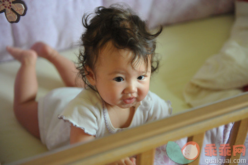 人,婴儿服装,室内,棕色头发,床单_150461797_Curious baby girl_创意图片_Getty Images China