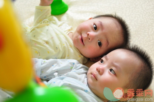 人,婴儿服装,室内,躺,看_146615570_Twins are discussing_创意图片_Getty Images China