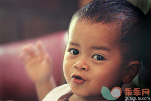 人,休闲装,室内,坐,斜靠_163182121_Portrait of kid_创意图片_Getty Images China