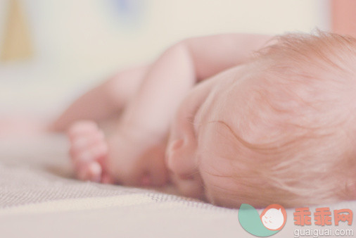 人,床,室内,金色头发,白人_143892079_Toddler sleeping_创意图片_Getty Images China