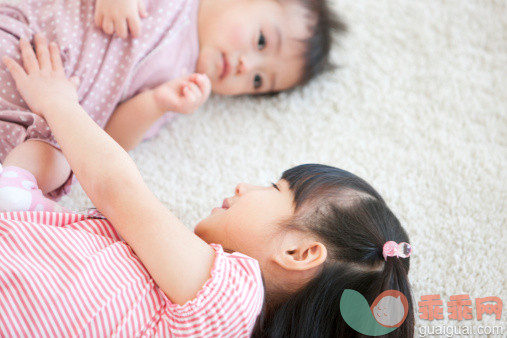 人,休闲装,地毯,生活方式,四分之三身长_114849230_Baby girl and girl lying down on carpet_创意图片_Getty Images China