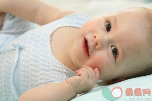 床,连衣裙,人的脸部,躺,蓝色_143757899_Portrait of a baby_创意图片_Getty Images China