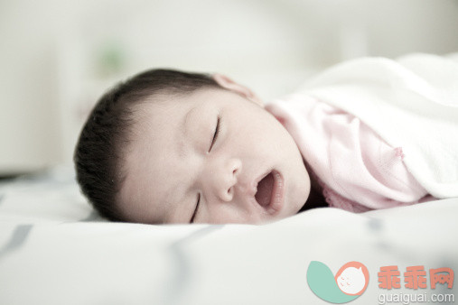 人,婴儿服装,床,室内,黑发_141944588_Sleeping baby_创意图片_Getty Images China