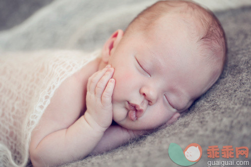 人,室内,毯子,睡觉,可爱的_158834014_newborn boy_创意图片_Getty Images China