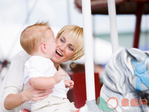 人,衣服,户外,儿子,核心家庭_90796027_mother and baby on a merry-go-round_创意图片_Getty Images China