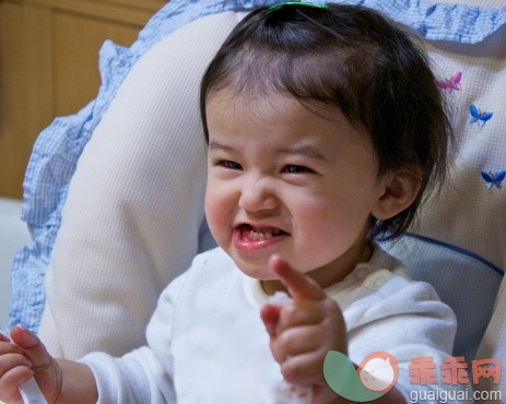 人,休闲装,室内,黑发,坐_150128145_Young girl making funny face_创意图片_Getty Images China