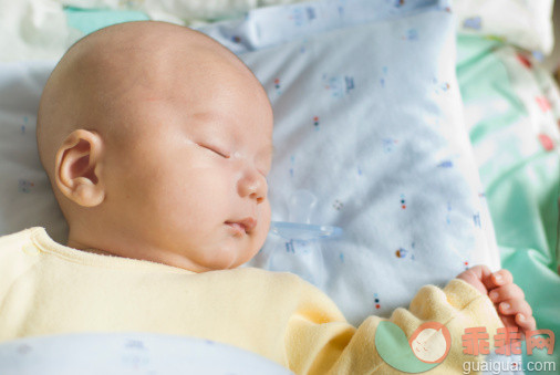 人,婴儿服装,床,室内,卧室_150023553_Serene infant is sleeping deeply._创意图片_Getty Images China