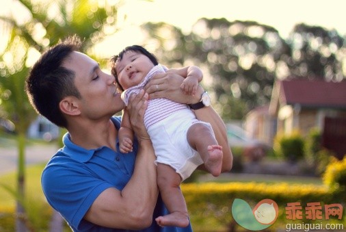 人,休闲装,婴儿服装,T恤,户外_142107925_Father holding his baby girl_创意图片_Getty Images China