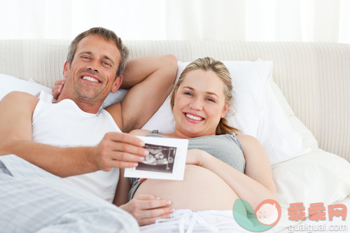 45到49岁,30岁到34岁,美女,美,床_gic9489958_Futur parents looking at their x-ray at home_创意图片_Getty Images China