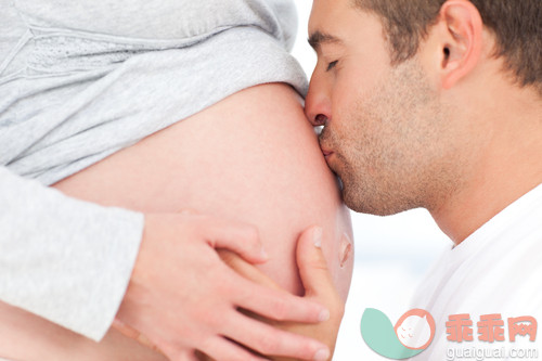 30岁到34岁,美女,美,肚子,怀孕_gic9085264_Close up of a man kissing the belly of his lovely pregnant wife standing in the bedroom_创意图片_Getty Images China