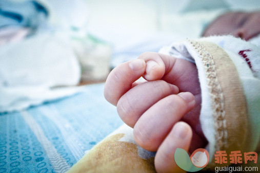 人,婴儿服装,床,室内,手_147390069_Babys hand_创意图片_Getty Images China