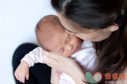 人,休闲装,婴儿服装,四分之三身长,室内_145932030_Baby girl and her mother_创意图片_Getty Images China