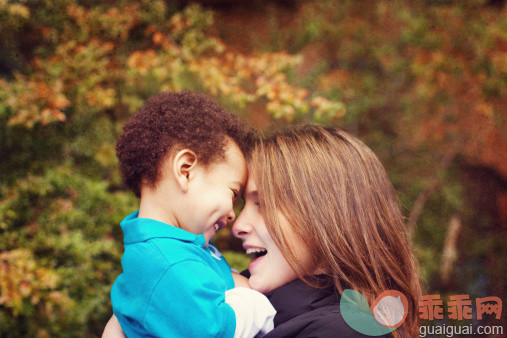 人,休闲装,12到17个月,户外,25岁到29岁_135795158_Woman and boy smiling together_创意图片_Getty Images China