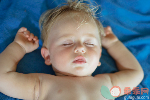 人,床,户外,短发,金色头发_138523777_Sleeping boy_创意图片_Getty Images China