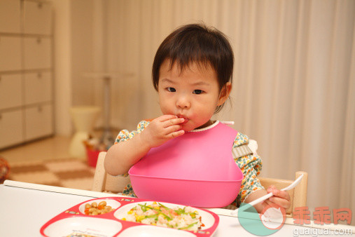 人,饮食,食品,椅子,桌子_125353703_Little girl eating_创意图片_Getty Images China