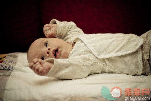 人,婴儿服装,室内,白人,白昼_157748860_moving_创意图片_Getty Images China