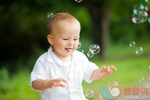 人,休闲装,12到17个月,户外,棕色头发_149812154_Bubble fun_创意图片_Getty Images China